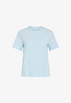 T-shirt bleu clair à manches courtes et col rond avec un logo subtil sur le côté gauche de la poitrine, design uni, présenté sur un fond blanc.
