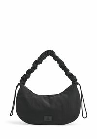 Sort stofpose med en afrundet form, samlet håndtag og lynlåslukning. Har et rektangulært logo-patch på forsiden.