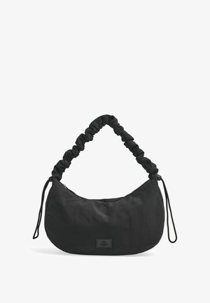 Geantă din material textil negru, cu o formă rotunjită, mâner strâns și închidere cu fermoar. Prezintă o pată de logo rectangulară pe față.