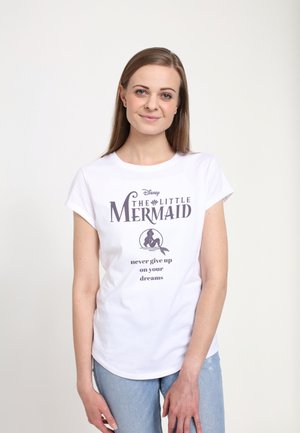 Hvid kortærmet t-shirt med teksten "Disney Den Lille Havfrue" og et motiv af en havfrue, med sloganet "giv aldrig op på dine drømme."