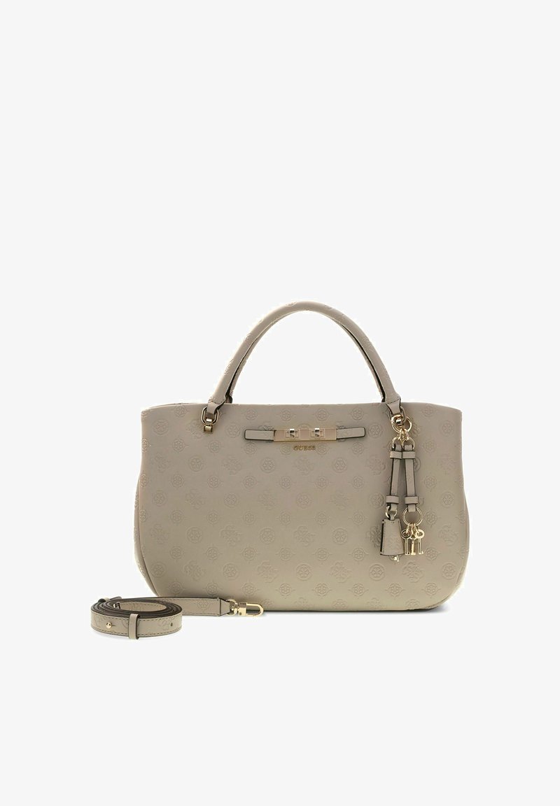 Sac à main beige avec motif embossé, deux poignées, garnitures dorées, breloques décoratives en forme de clés et bandoulière amovible à côté.