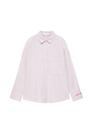 Chemise à manches longues à rayures verticales rose clair et blanches, une poche sur le devant, et une broderie rouge sur le poignet gauche.