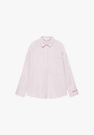 Chemise à manches longues à rayures verticales rose clair et blanches, une poche sur le devant, et une broderie rouge sur le poignet gauche.