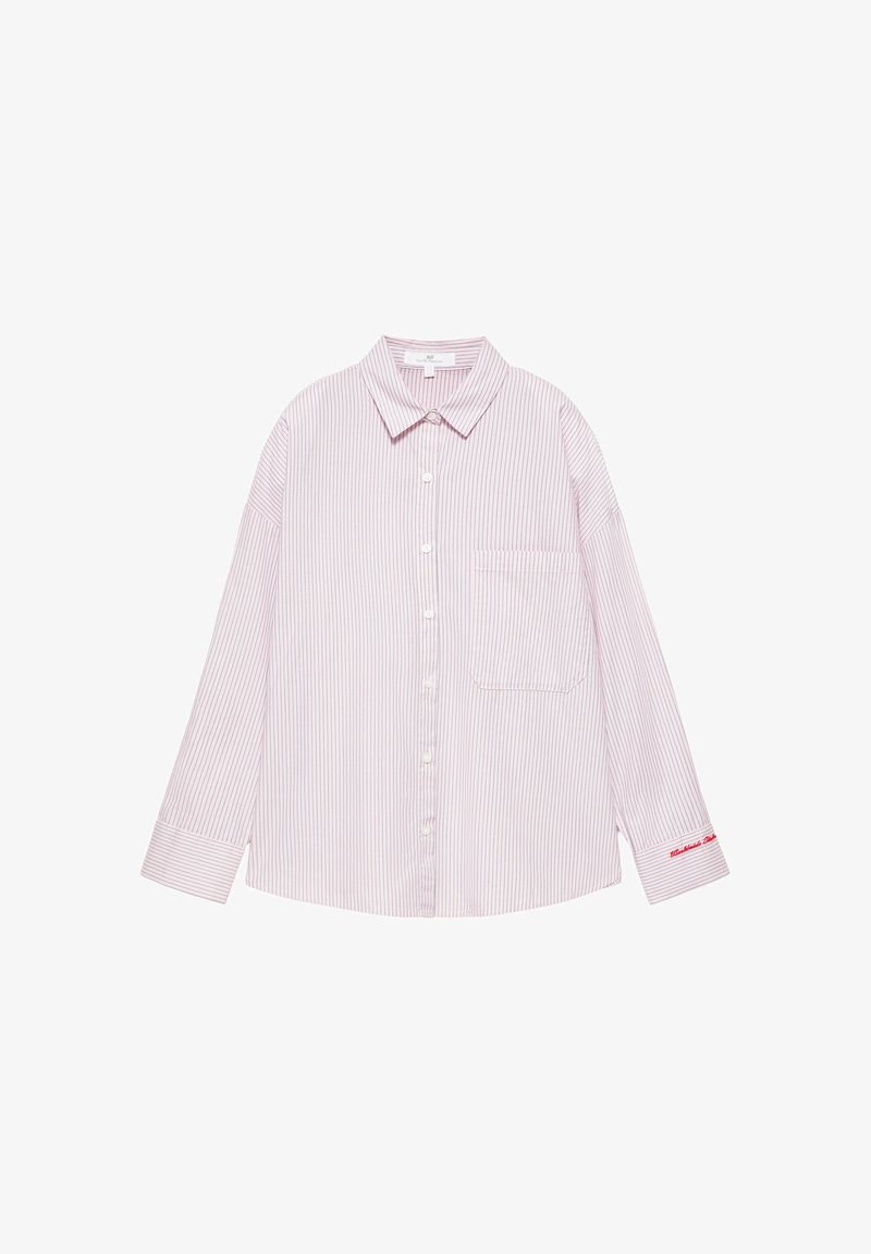 Chemise à manches longues à rayures verticales rose clair et blanches, une poche sur le devant, et une broderie rouge sur le poignet gauche.