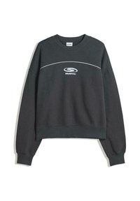 Felpa grigia corta con maniche lunghe, linea d'accento curva bianca e logo "WorldWide" in bianco. Materiale in cotone, vestibilità rilassata.