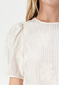 Object OBJZELMA - Top - white sand