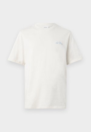 Camiseta blanca de manga corta y cuello redondo con pequeño logo de texto "La Paix" en azul claro en el pecho izquierdo.