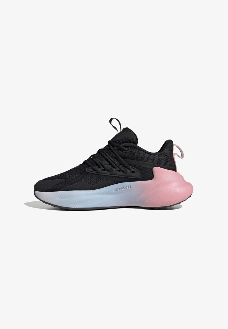 Chaussure de sport noire avec une tige texturée, plusieurs boucles de laçage et une semelle dégradée allant du bleu clair au rose.