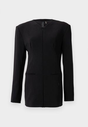 Sort langærmet skræddersyet blazer med skjult frontlukning, strukturerede skuldre og to forreste paspolerede lommer mod en hvid baggrund.