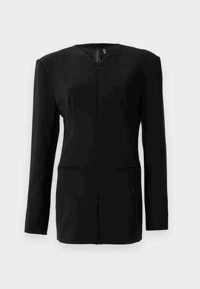 Μαύρο σακάκι με μακριά μανίκια, προσαρμοσμένο, με κρυφό κλείσιμο μπροστά, δομημένους ώμους και δύο μπροστινές τσέπες σε λευκό φόντο.