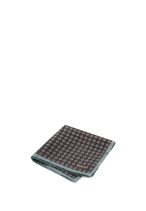 Pochette sombre pliée avec des motifs géométriques bleu clair et une bordure bleu clair, avec le nom de la marque BOGGI dans un coin.