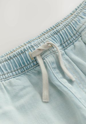 Helle Jeansshorts in Blau mit einem elastischen Bund und weißer Kordel, die eine subtile Textur und gelbe Nähte aufweisen.