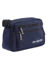 Bolso bandolera azul marino fabricado en tejido duradero que cuenta con dos bolsillos frontales con cremallera y acentos de logo, diseñado para un uso versátil.