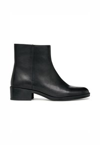 Bottes de cheville en cuir noir avec un bout rond, un petit talon carré et un subtil détail de couture le long de la semelle. Texture lisse, design minimaliste.