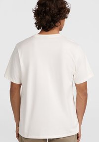Hvid bomulds t-shirt med en afslappet pasform, korte ærmer og rund halsudskæring. Har et enkelt design uden synlige mønstre eller dekorative elementer.