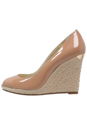 Chaussure à talon compensé en cuir verni couleur nude avec plateforme en corde tressée et bout rond fermé, vue latérale sur fond blanc.