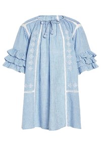 Vaaleansininen raidallinen mekko, jossa on nyörillä säädettävä kaula-aukko, lyhyet frilla-hihat ja brodeerattuja kukkakoristeita edessä ja sivuilla.