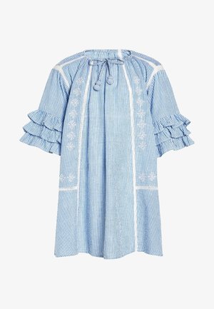 Světle modré pruhované šaty s nepromokavou šňůrkou na krku, krátkými volánovými rukávy a vyšívanými květinovými detaily na přední části a po stranách.