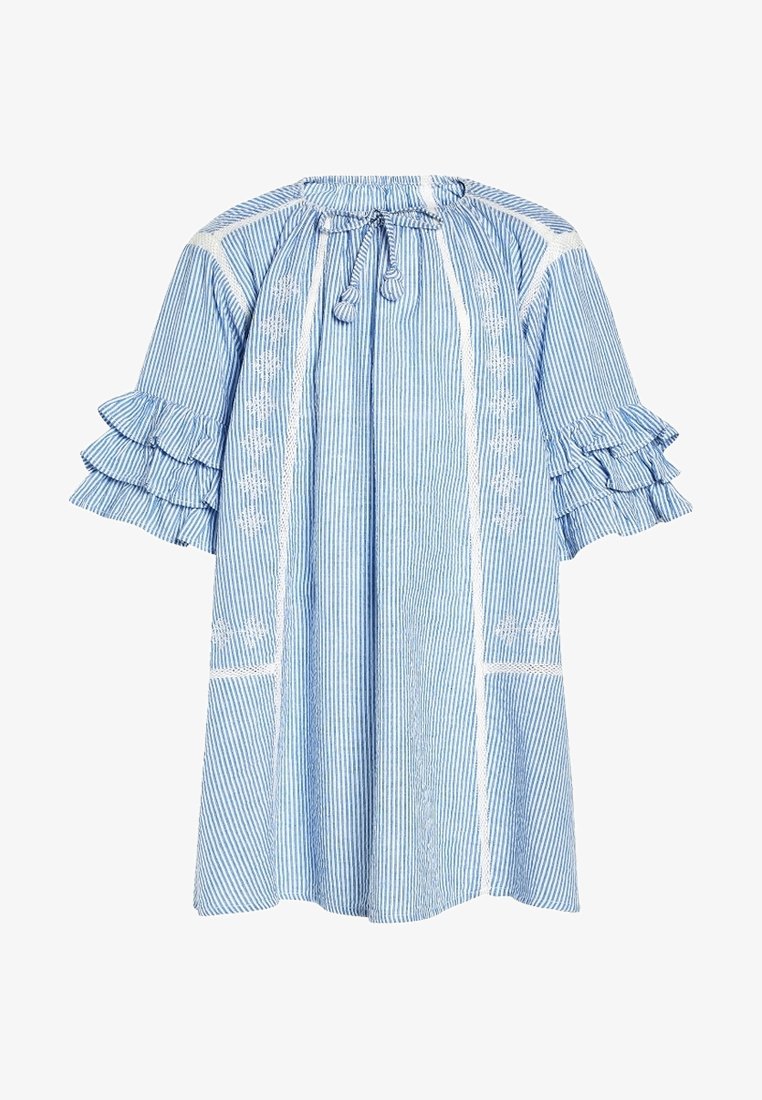 Světle modré pruhované šaty s nepromokavou šňůrkou na krku, krátkými volánovými rukávy a vyšívanými květinovými detaily na přední části a po stranách.