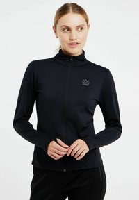 Schwarze Zip-Jacke in einer figurbetonten Passform, mit hohem Kragen, langen Ärmeln und einem kleinen Berglogo auf der Brust. Glatte Textur.