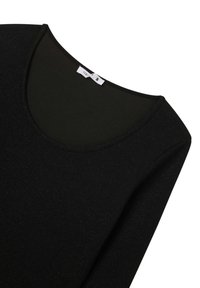 Czarna bluzka z długim rękawem, z okrągłym dekoltem, uszyta z gładkiego materiału o delikatnym połysku. Ma widoczne metki pielęgnacyjne wewnątrz dekoltu.