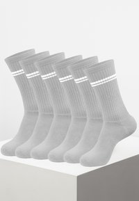 Graue Socken mit gerippter Textur, ausgestattet mit zwei weißen Streifen nahe dem Bund. Sechs Paar auf einer hellen Oberfläche präsentiert.