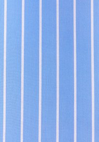 Tissu bleu avec de fines rayures blanches verticales régulièrement espacées, présentant un motif tissé texturé.