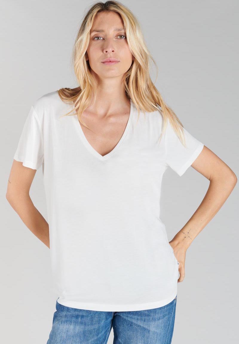 Witte v-hals t-shirt gemaakt van zachte stof met korte mouwen. De pasvorm is ontspannen en heeft subtiele naaddetails en een gebogen zoom.