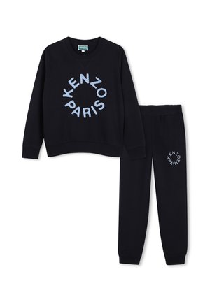 Conjunto de sudadera y pantalones de chándal negros con logotipo circular "KENZO PARIS" en azul claro en el frente y el muslo, mostrado sobre fondo blanco.