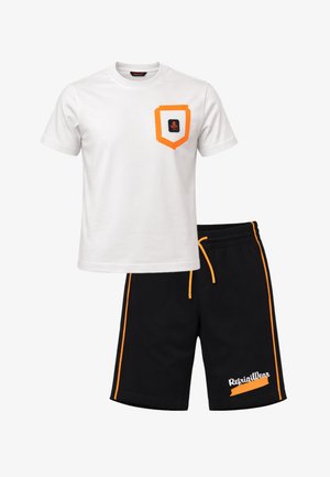 T-shirt bianca a maniche corte con taschino sul petto bordato di arancione e pantaloncini neri con strisce arancioni e logo "RefrigiWear" sulla gamba sinistra.