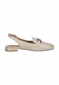 Scarpa slingback in pelle beige con tacco basso a blocco, caratterizzata da un dettaglio decorativo in metallo e un design liscio e affusolato.