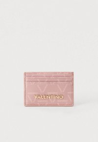 Portafoglio in pelle rosa con motivo logo stampato in rilievo, quattro slot per carte e scritta in oro metallico "VALENTINO" sul davanti.