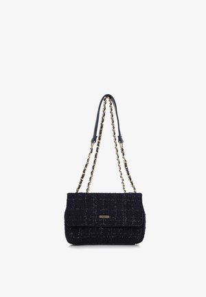 Marineblauwe tweed handtas met een klepafsluiting, voorzien van een kettingriem en gouden hardwareaccenten. Luxe textuur met een geruit patroon.