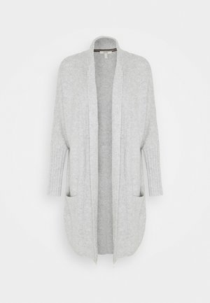 Cárdigan de punto gris claro con frente abierto, mangas tres cuartos y dos bolsillos delanteros. Presenta un patrón texturizado en toda la prenda.
