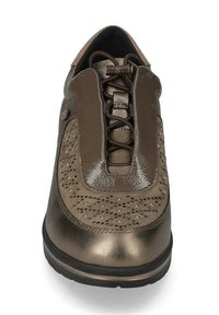 Scarpa chiusa beige e metallizzata con perforazioni decorative, lacci elasticizzati senza nodo e suola testurizzata, vista dall'alto.