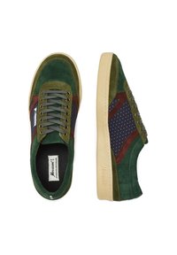 Zapatillas de ante verdes con acentos de tela azul marino, superposiciones marrones, cordones grises y una suela de goma color crema. Lados con patrón y materiales texturizados.