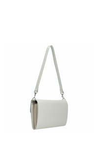 Witte leren handtas met een schouderriem, rechthoekige vorm, gladde textuur en zilverkleurige accenten. Heeft een overslagontwerp.