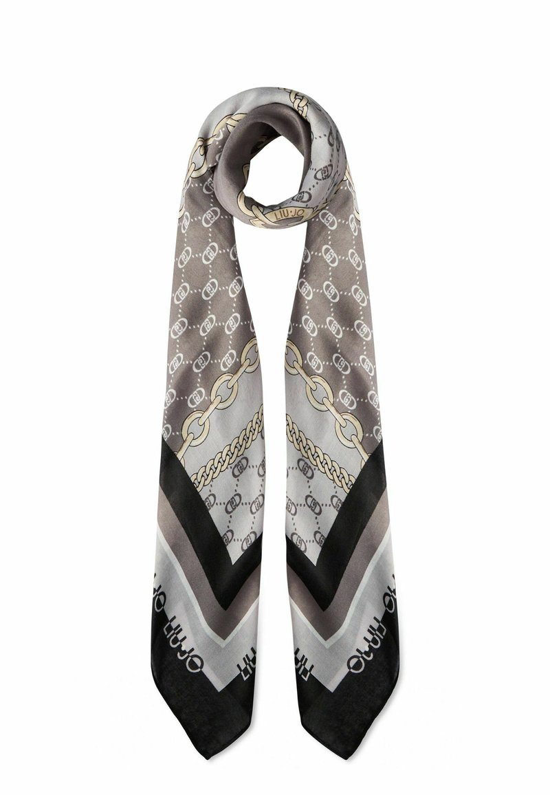 Foulard en soie présentant un motif géométrique dans des tons de gris, agrémenté de chaînes dorées et de bords noirs. Texture légère et lisse.