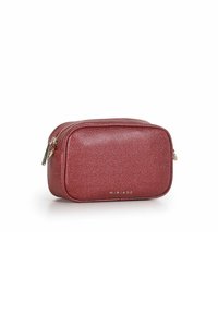 Neceser cosmético de purpurina roja con forma rectangular, herrajes dorados, cierre con cremallera y nombre de la marca en relieve en la parte frontal.