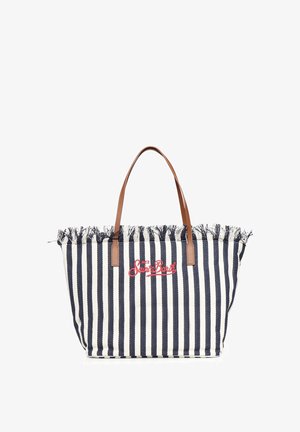 Sac cabas rayé bleu marine et blanc avec des anses en cuir marron et "Saint Barth" brodé en rouge sur le devant, avec un bord supérieur en tissu effiloché.