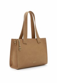 Torebka tote z tanowego, ziarnistego leatheru z płaskimi uchwytami, usztywnionym kształtem, złotymi akcentami oraz szczegółami logo z przodu.