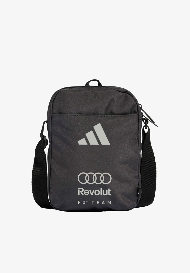 Sac à épaule noir avec logo Adidas, anneaux Audi, texte Revolut et branding de l'équipe F1 sur la poche avant, bandoulière réglable sur le côté.
