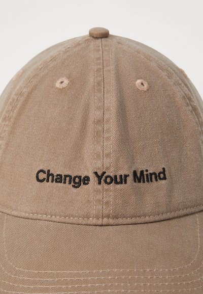 Brun bomullskeps med frasen "Change Your Mind" i svart broderi, med en slät yta och design i sex paneler.