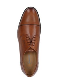 Scarpa da uomo in pelle marrone con finitura liscia, punta arrotondata e lacci sottili. Presenta dettagli delle cuciture sottili e una suola nera a contrasto.