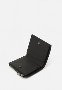 Portafoglio in pelle nera, scomparto con zip, numerose fessure per carte, texture liscia, design pieghevole, hardware metallico, dimensioni compatte.