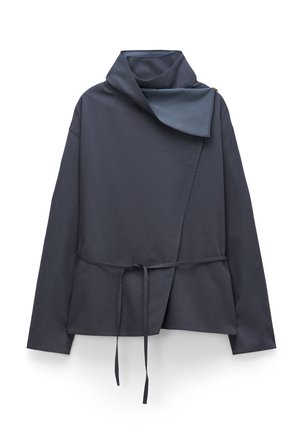 Giacca avvolgente grigio scuro con colletto alto, davanti asimmetrico e cintura annodata in vita, mostrata su sfondo bianco.