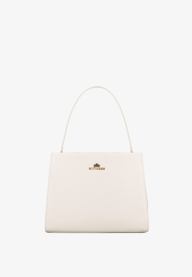 Witte leren handtas met een gestructureerde vorm, reliëflogop op de voorkant en een enkele gebogen handgreep. Gladde textuur en minimalistisch ontwerp.