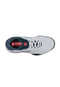 Pantofii sport albi au un superior din plasă texturată, accente teal și o talpă din cauciuc. Include un logo roz și un sistem de șireturi pentru o fixare sigură.