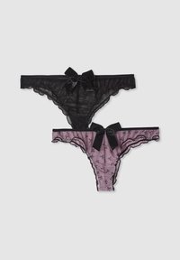 Due paia di mutandine da donna: una nera trasparente con un fiocco glitterato, l'altra lilla chiaro con stampe di nastri neri e un fiocco nero abbinato.