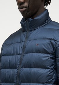 Tommy Jeans JACKET - Gewatteerde jas - dark night navy